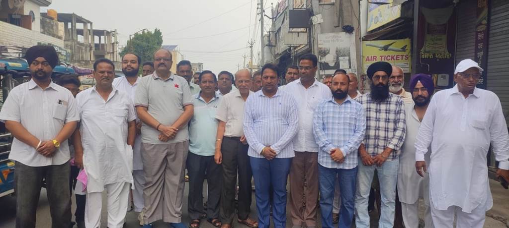 Congress in support of the bandh called by sanitation workers in protest against the lathi charge on sanitation workers in Barnala